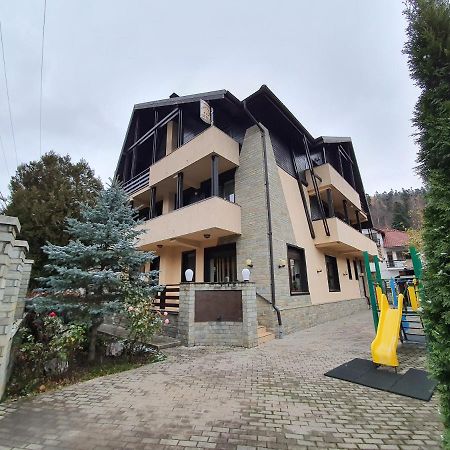 Pensiunea Public House Buşteni Екстериор снимка