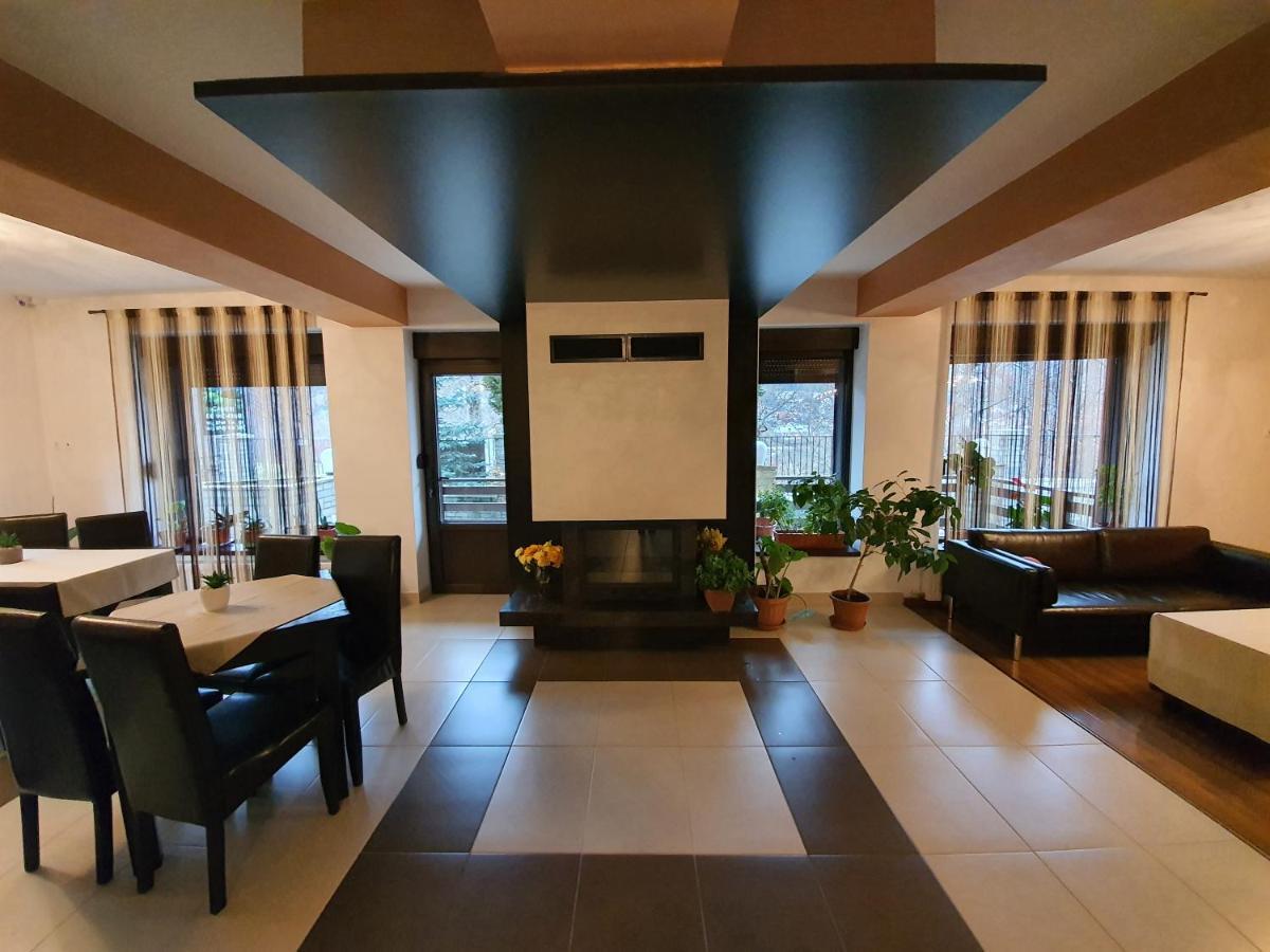 Pensiunea Public House Buşteni Екстериор снимка